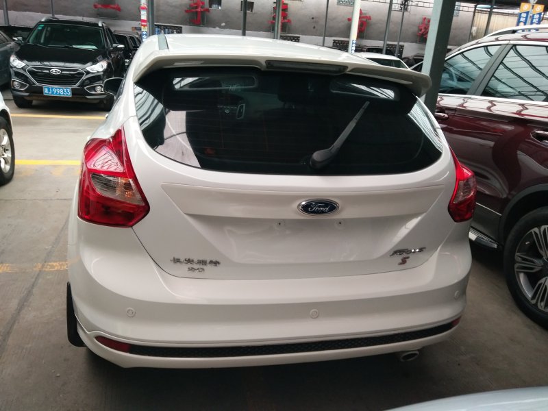 福特福克斯2.0l 手动 两厢豪华运动型