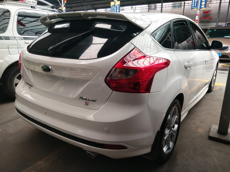 福特福克斯2.0l 手动 两厢豪华运动型